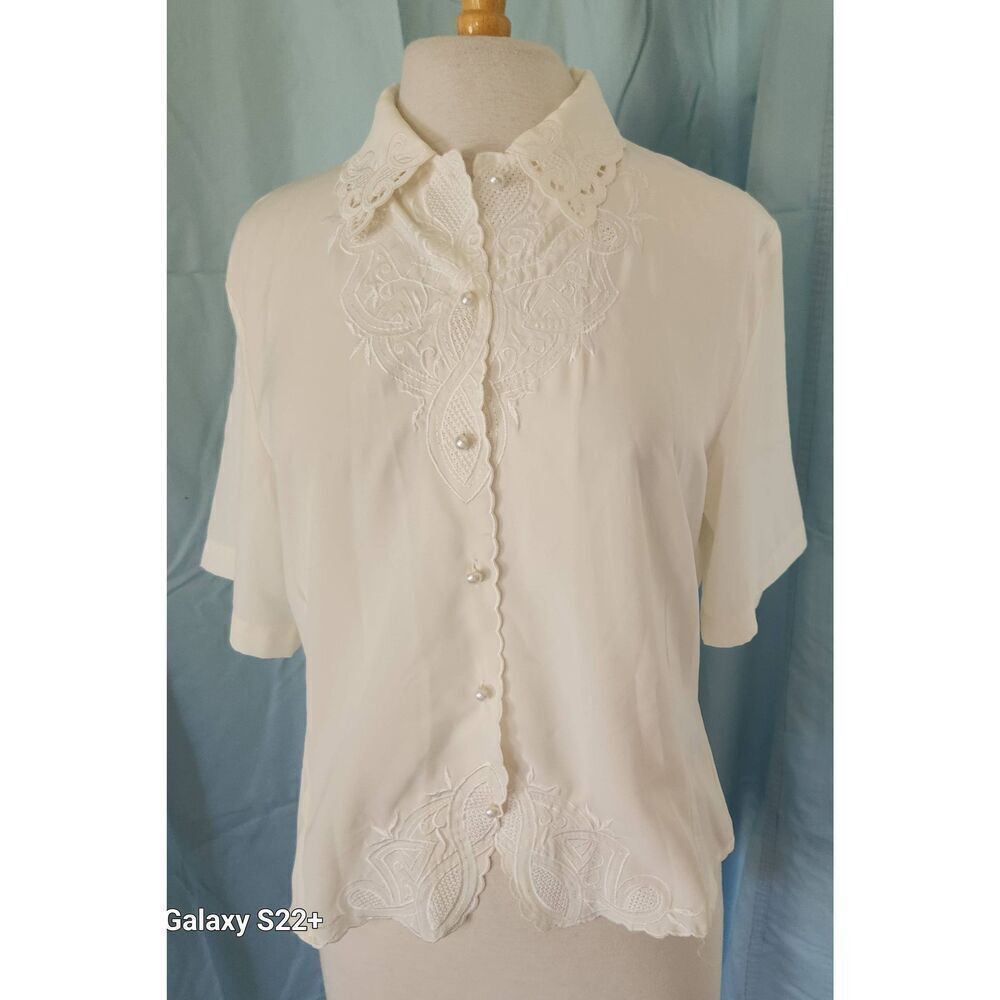 Claudia Richard cream blouse w/applique lace scalloped trim & pearl buttons